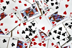 De quoi t’occuper, avec un simple jeu de cartes (si c’est un Nightfall c’est encore mieux)